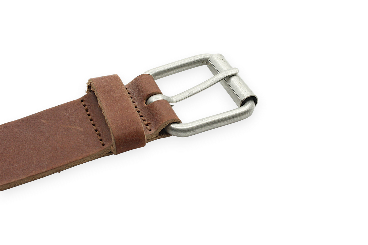 Afdelingriemen.nl robuuste bruine leren riem met een stevige zilverkleurige metalen gesp op een witte achtergrond
