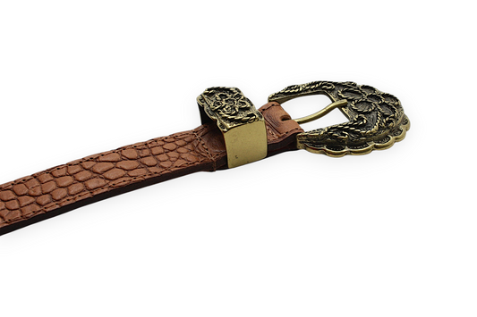 Afdelingriemen.nl bruine leren damesriem met krokodillenmotief en een gedetailleerde antiek bronzen western gesp.