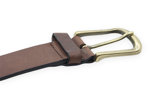 Afdelingriemen.nl klassieke bruine leren riem met een robuuste gesp in verweerde messingkleur op witte achtergrond