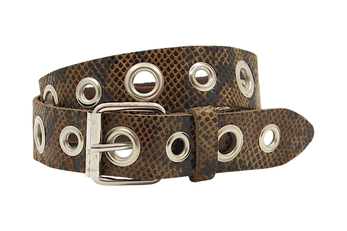 Afdelingriemen.nl bruine leren damesriem met slangenprint, zilverkleurige metalen oogjes en een zilveren gesp.