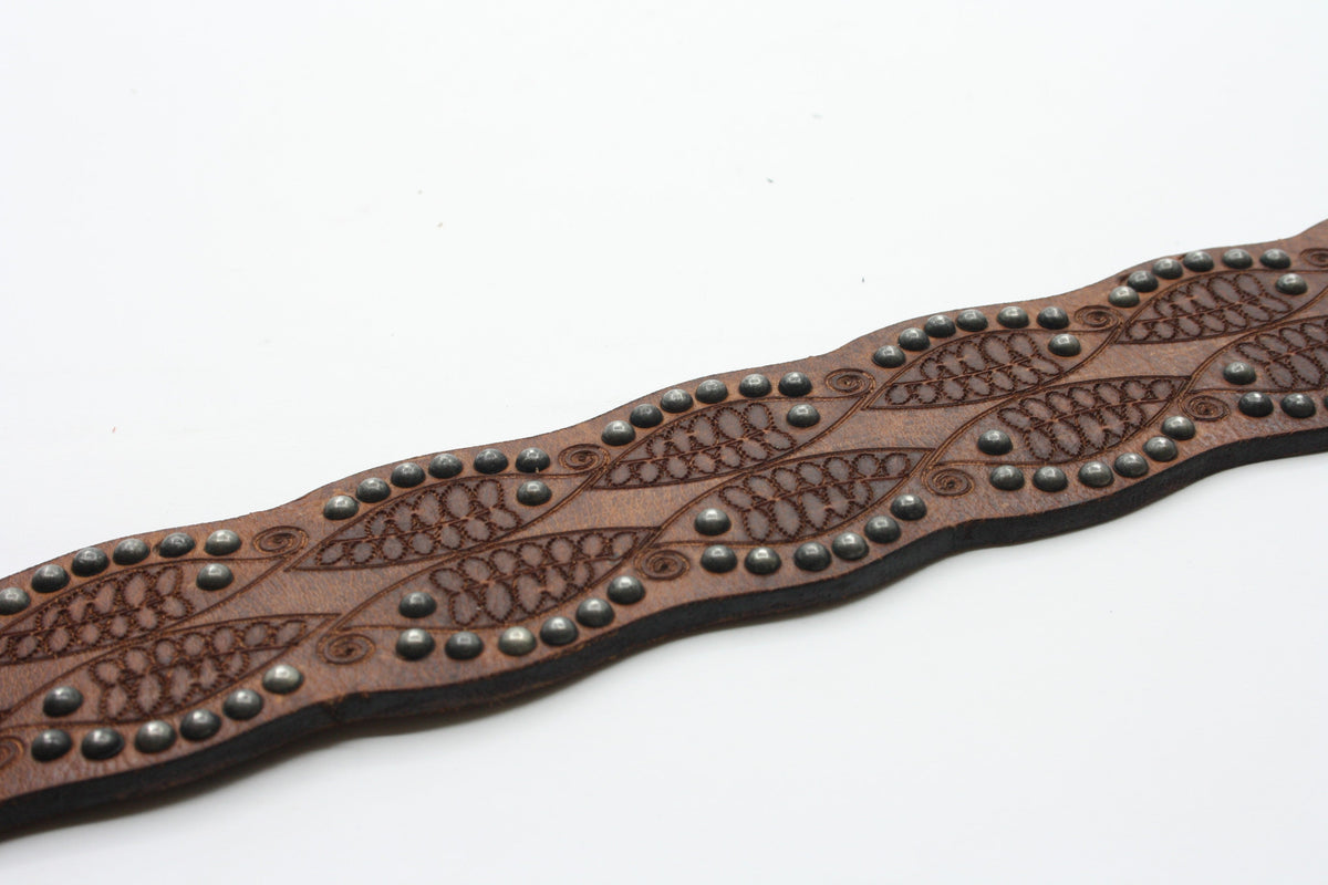 Afdelingriemen.nl bruine leren damesriem met golvende randen, bladpatroon en zilverkleurige studs in westernstijl
