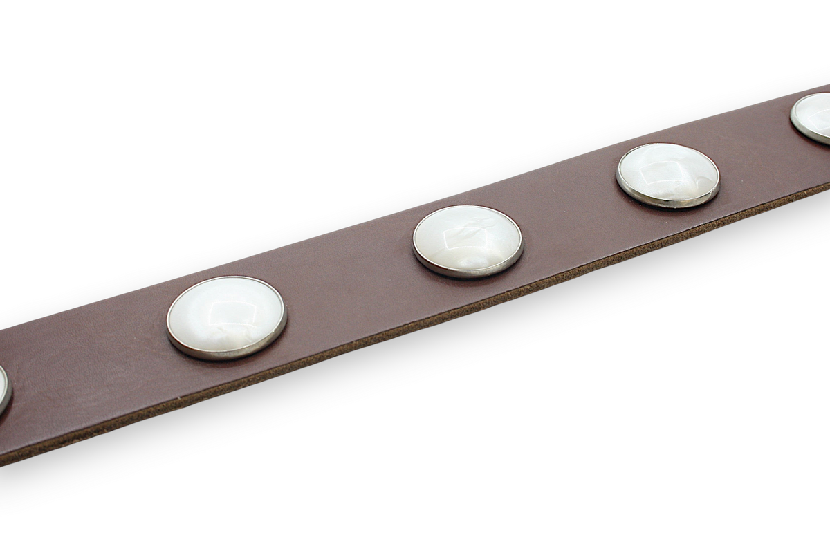 Afdelingriemen.nl bruine leren damesriem met decoratieve witte ronde accenten en zilverkleurige randen