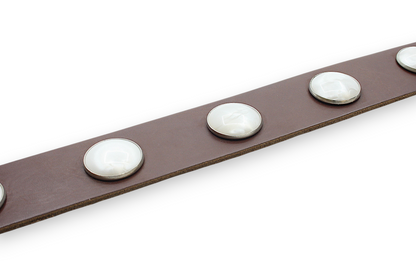 Afdelingriemen.nl bruine leren damesriem met decoratieve witte ronde accenten en zilverkleurige randen
