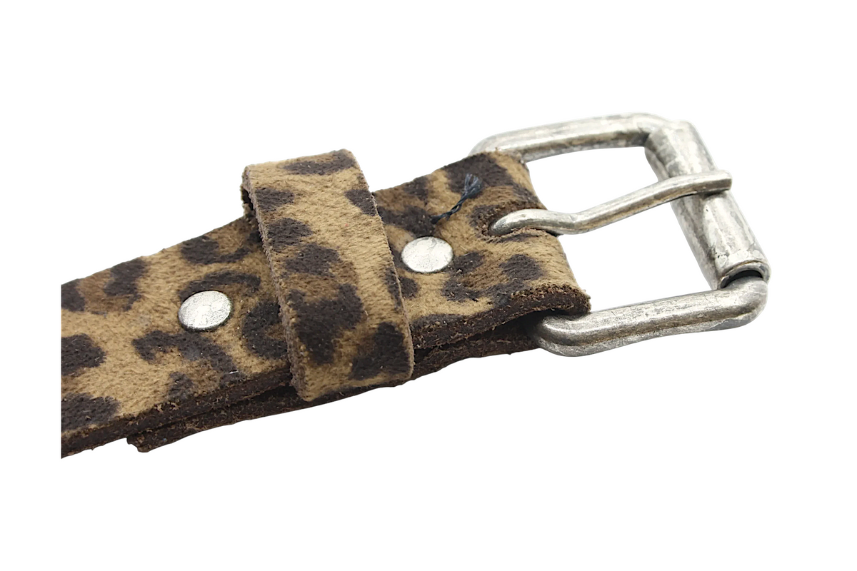 Afdelingriemen.nl damesriem van bruin suède met luipaardprint en een zilverkleurige metalen gesp