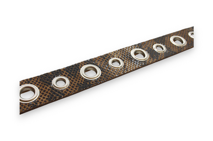 Afdelingriemen.nl bruine leren damesriem met slangenprint en zilverkleurige metalen oogjes