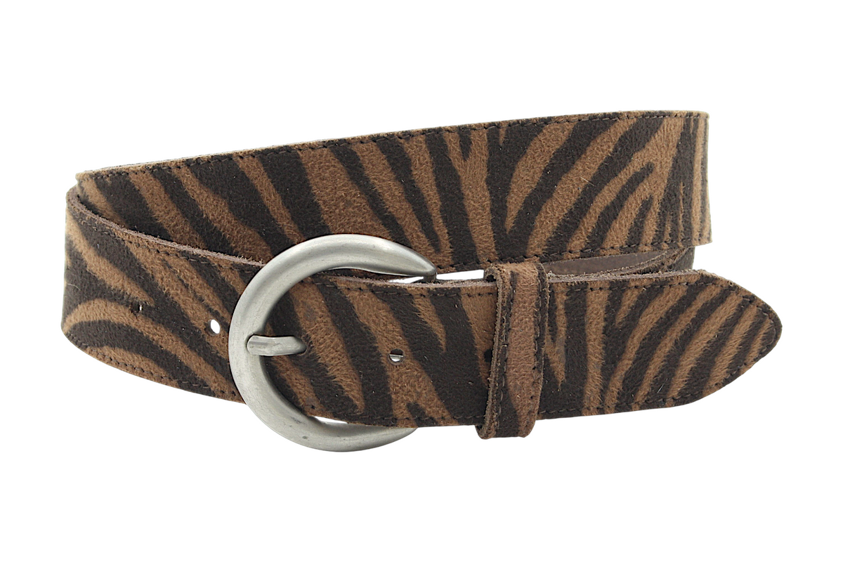 Afdelingriemen.nl luxe damesriem van bruin suède met zebraprint en een zilverkleurige ronde gesp