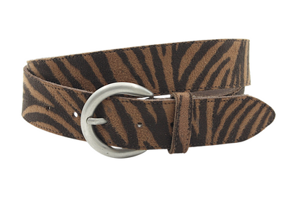 Afdelingriemen.nl luxe damesriem van bruin suède met zebraprint en een zilverkleurige ronde gesp