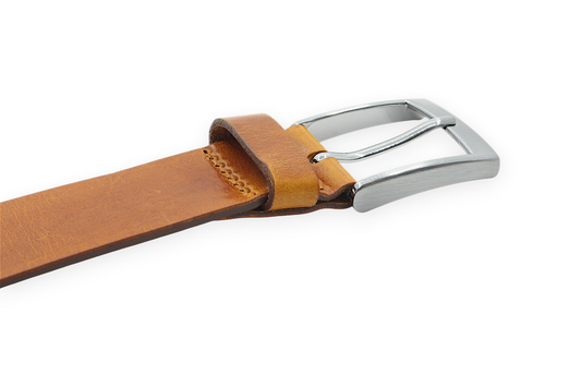 Afdelingriemen.nl cognacbruine leren herenriem met een zilverkleurige metalen gesp en verfijnde stiksels.