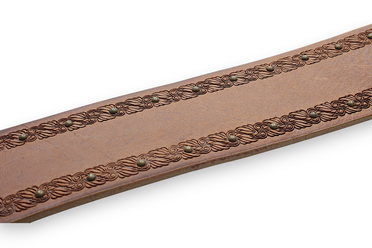 Afdelingriemen.nl cognacbruine leren damesriem met ingeperst bloemmotief en subtiele metalen studs langs de randen