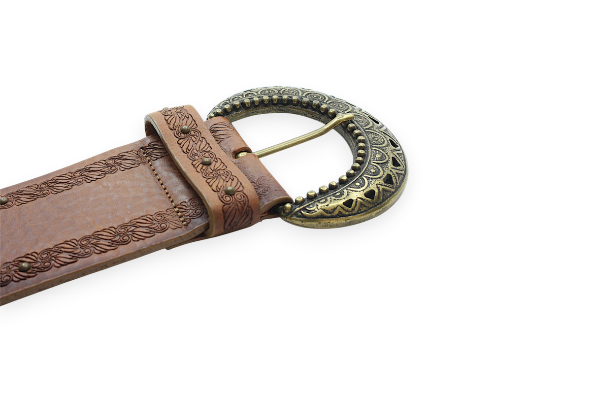 Afdelingriemen.nl cognacbruine leren damesriem met bloemmotief, studs en een antiek bronzen halfronde gesp.