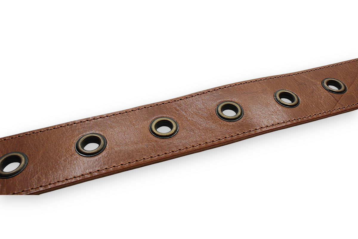 Afdelingriemen.nl cognacbruine leren damesriem met decoratieve metalen oogjes en stikseldetail