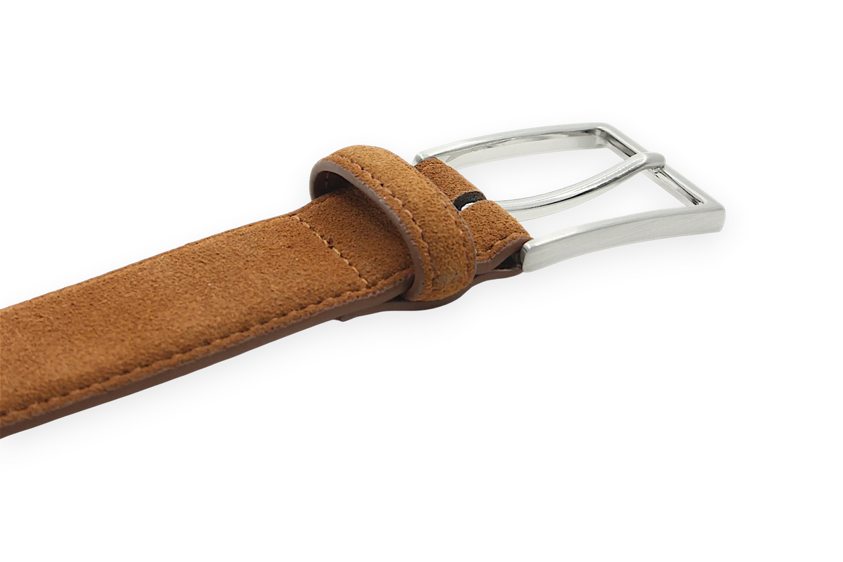 Afdelingriemen.nl cognacbruine suède herenriem met zilverkleurige gesp en verfijnde stiksels