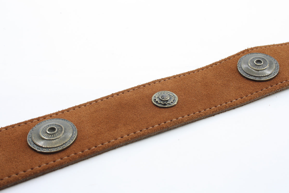 Afdelingriemen.nl cognacbruine suède riem met vintage metalen studs en verweerde details voor een stoere look