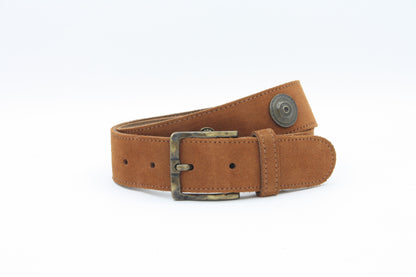 Afdelingriemen.nl cognacbruine suède riem met antieke metalen gesp en decoratieve studs voor dames en heren