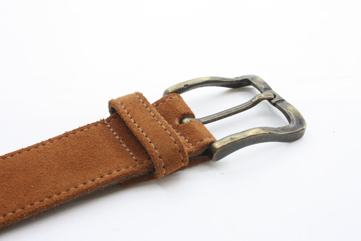 Afdelingriemen.nl cognacbruine suède riem met een vintage metalen gesp en stikseldetails op een witte achtergrond.