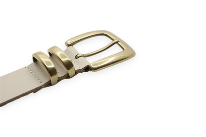 Afdelingriemen.nl crèmekleurige leren damesriem met een robuuste, glanzende goudkleurige gesp en metalen lussen.