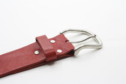Afdelingriemen.nl dieprode leren riem met zilverkleurige metalen gesp en stevige klinknagels op witte achtergrond