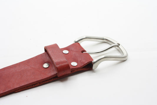Afdelingriemen.nl dieprode leren riem met zilverkleurige metalen gesp en stevige klinknagels op witte achtergrond