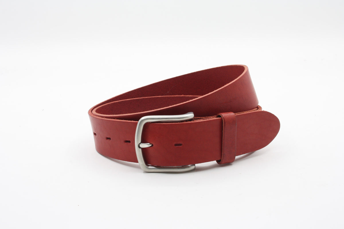 Afdelingriemen.nl dieprode leren riem met zilverkleurige metalen gesp voor een klassieke en duurzame uitstraling.