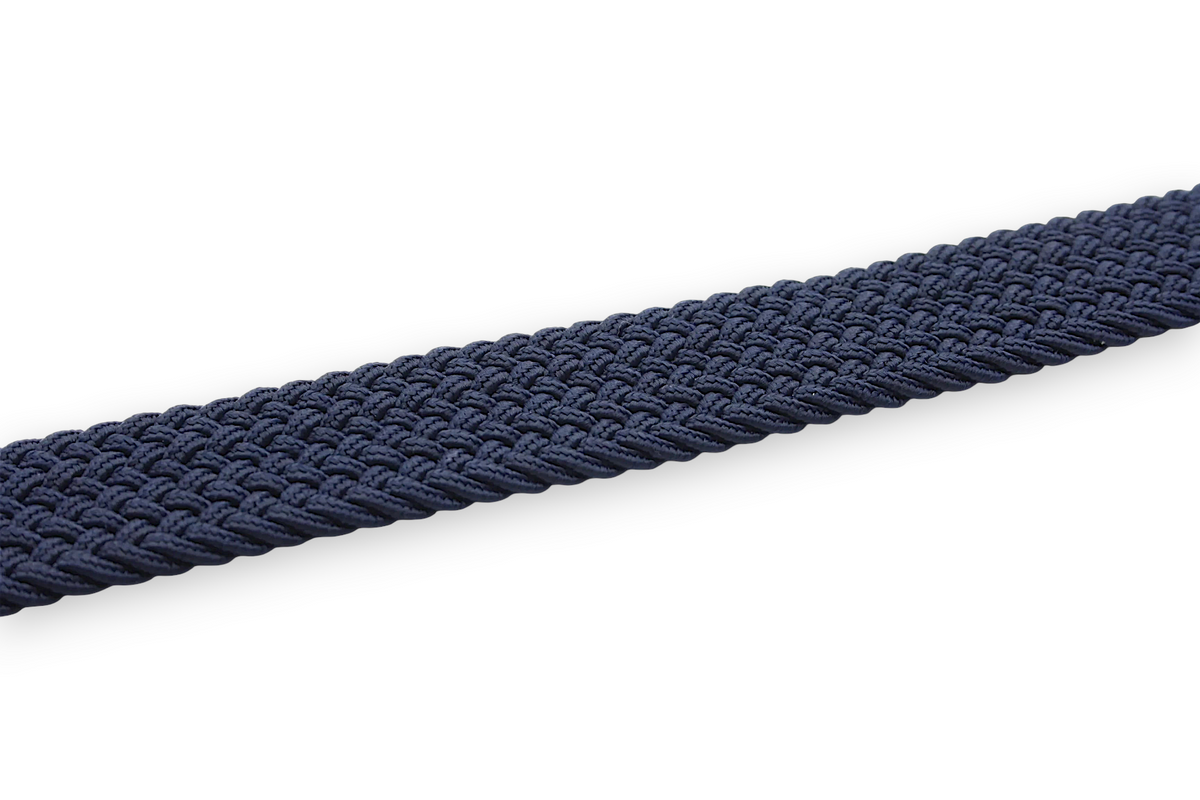 Donkerblauwe gevlochten elastische herenriem van Afdelingriemen.nl met een flexibele textuur voor optimaal comfort.