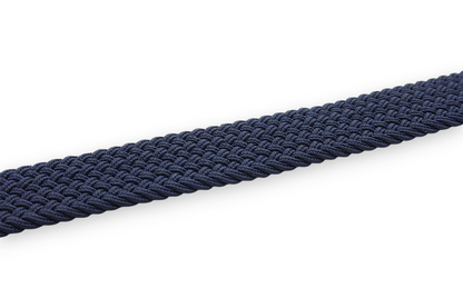 Donkerblauwe gevlochten elastische herenriem van Afdelingriemen.nl met een flexibele textuur voor optimaal comfort.