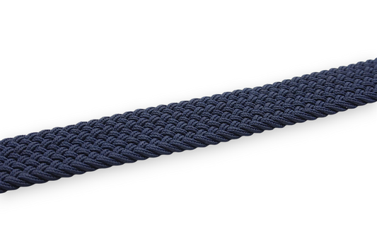 Donkerblauwe gevlochten elastische herenriem van Afdelingriemen.nl met een flexibele textuur voor optimaal comfort.