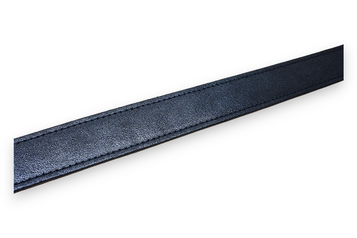 Afdelingriemen.nl donkerblauwe leren damesriem met subtiele metallic glans en strakke stiksels
