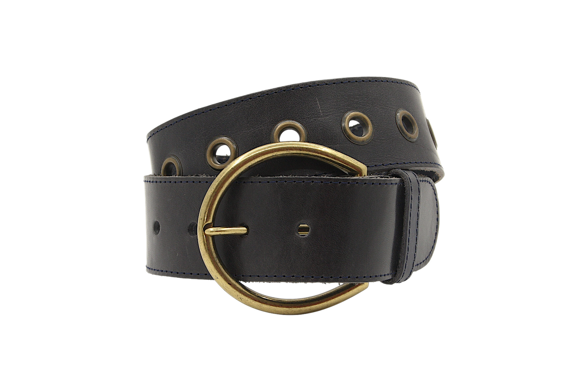 Afdelingriemen.nl donkerblauwe leren damesceintuur met metalen ringen en een grote antiek goudkleurige ronde gesp.