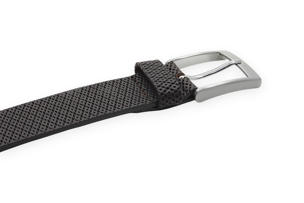 Afdelingriemen.nl donkerbruine herenriem met gestructureerd ruitpatroon en een zilverkleurige matte gesp.