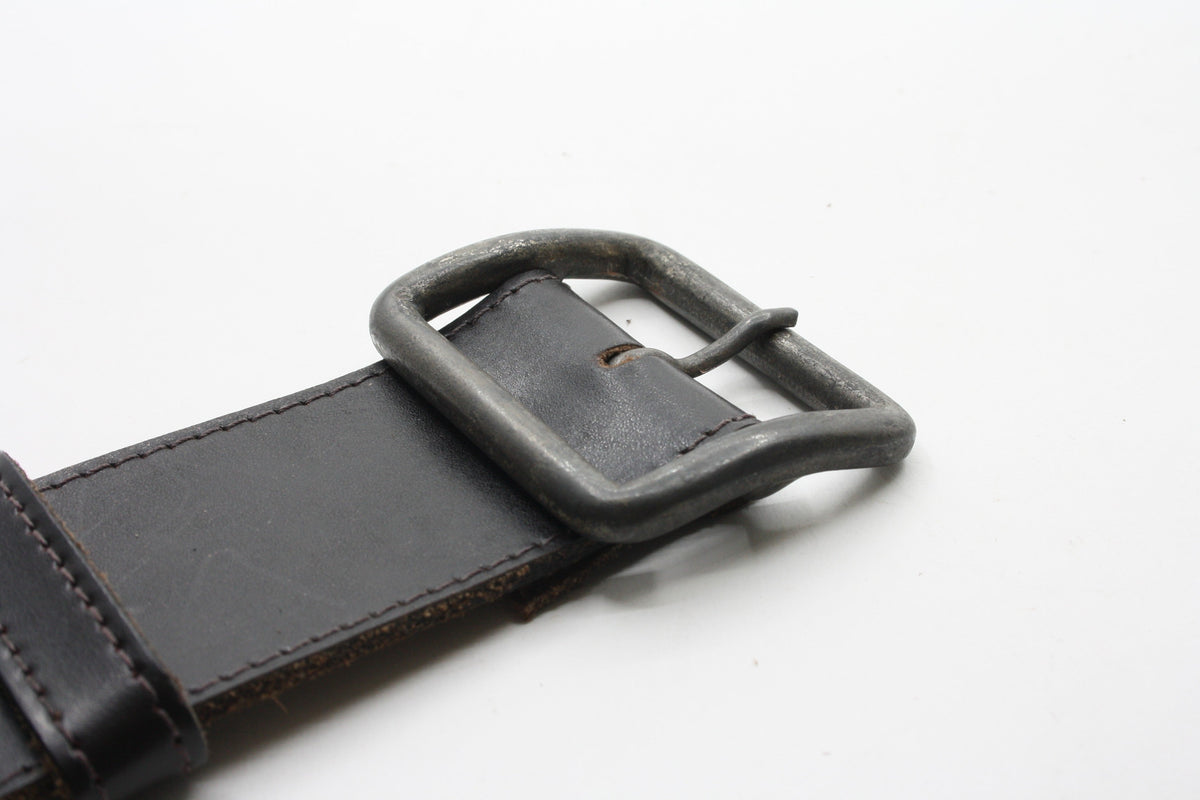 Afdelingriemen.nl donkerbruine leren damesceintuur met een robuuste vintage metalen gesp en gedetailleerde stiksels.