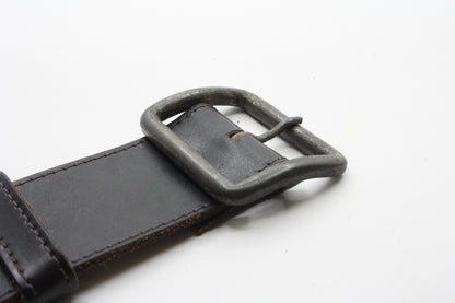 Afdelingriemen.nl donkerbruine leren damesceintuur met een robuuste vintage metalen gesp en gedetailleerde stiksels.