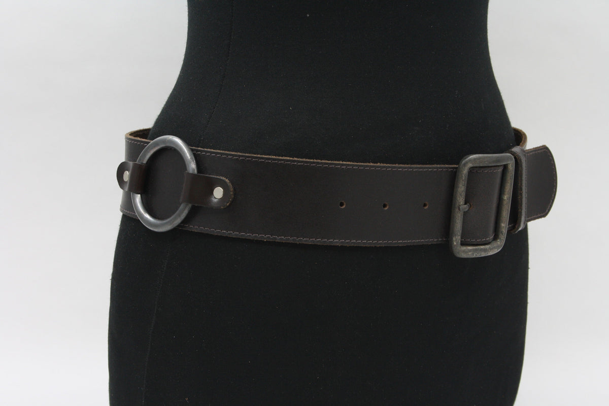 Afdelingriemen.nl donkerbruine leren damesriem met vintage metalen gesp en decoratieve ringdetail op zwarte paspop