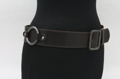 Afdelingriemen.nl donkerbruine leren damesriem met vintage metalen gesp en decoratieve ringdetail op zwarte paspop