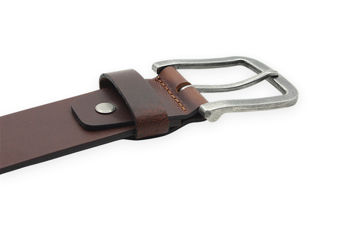 Afdelingriemen.nl donkerbruine leren herenriem met een stoere verweerde zilverkleurige gesp en verfijnde stiksels.