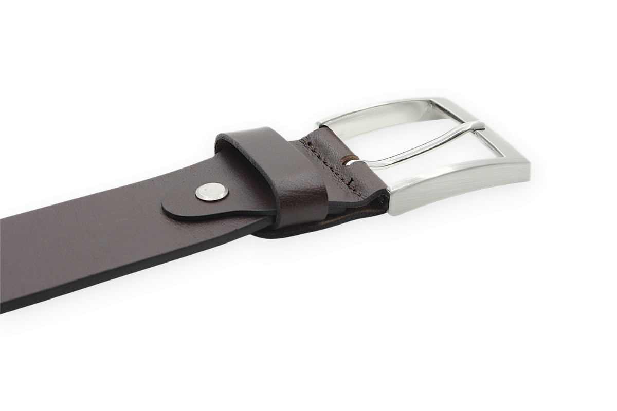 Afdelingriemen.nl donkerbruine leren herenriem met een zilverkleurige gesp en stiksels op een witte achtergrond.