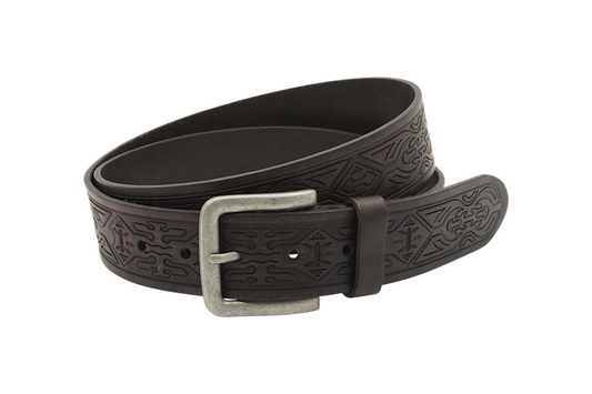 Afdelingriemen.nl donkerbruine leren riem met ingesneden geometrisch patroon en een zilverkleurige verweerde gesp.