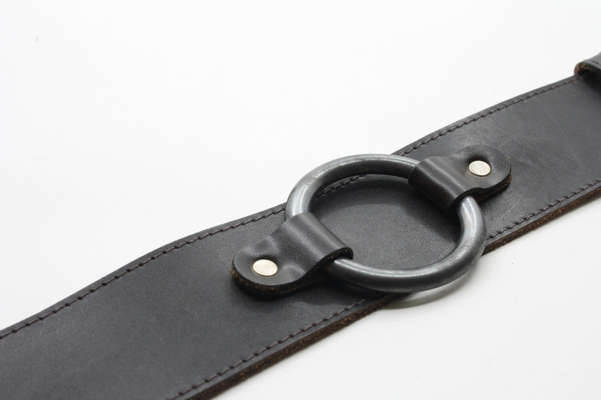Afdelingriemen.nl donkerbruine leren damesceintuur met een robuuste metalen ring en industriële details