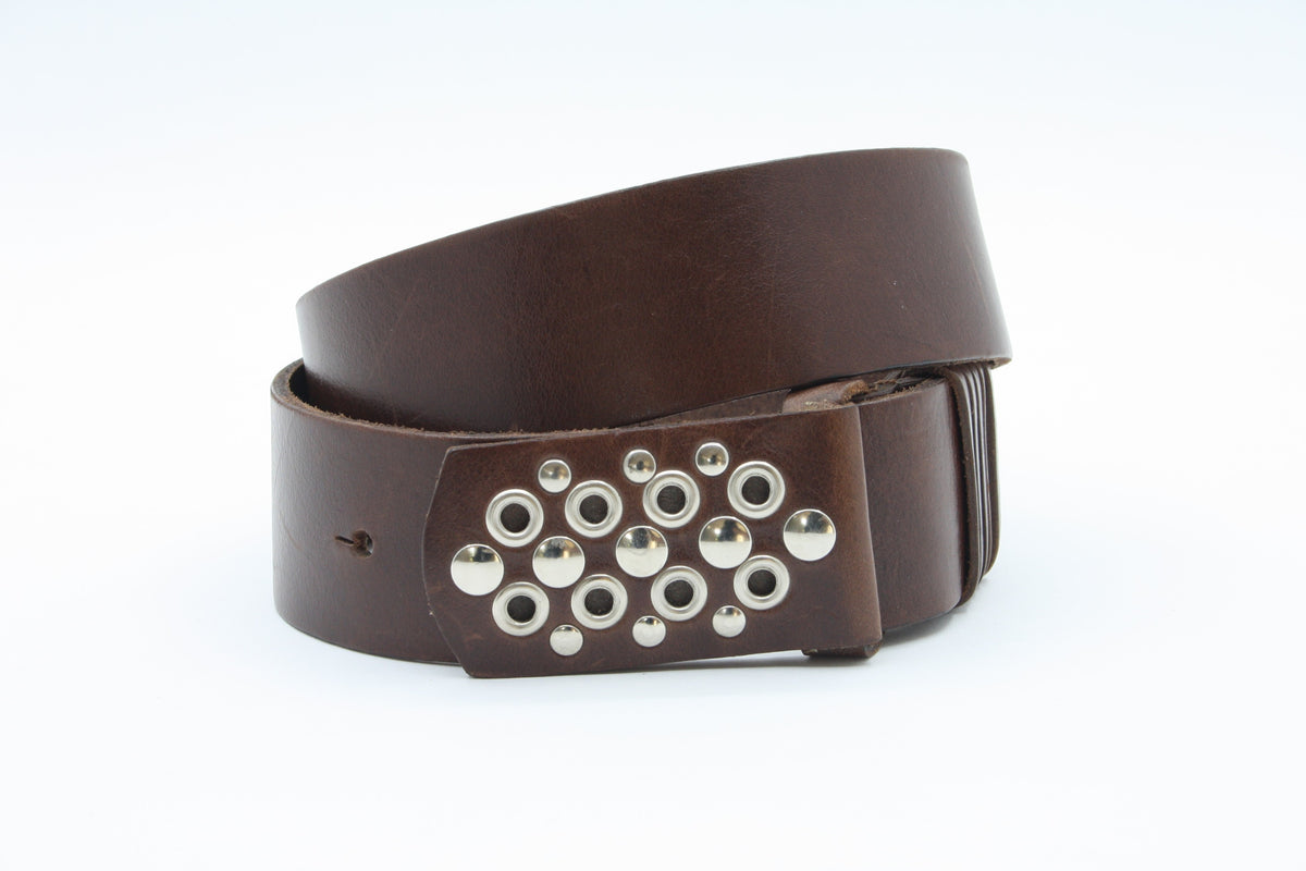 Afdelingriemen.nl donkerbruine leren riem met zilverkleurige metalen ringen en studs voor een stoere uitstraling.