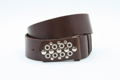 Afdelingriemen.nl donkerbruine leren riem met zilverkleurige metalen ringen en studs voor een stoere uitstraling.