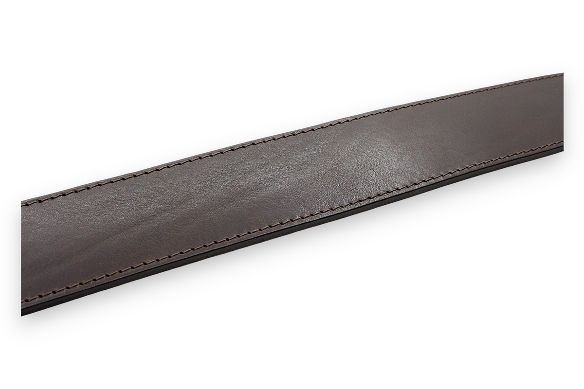 Afdelingriemen.nl donkerbruine leren damesriem met verfijnde stiksels langs de randen voor een luxe uitstraling.