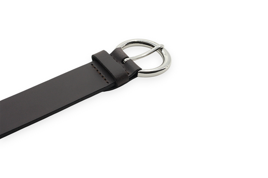 Afdelingriemen.nl donkerbruine leren damesriem met een glanzende zilverkleurige metalen gesp op een witte achtergrond