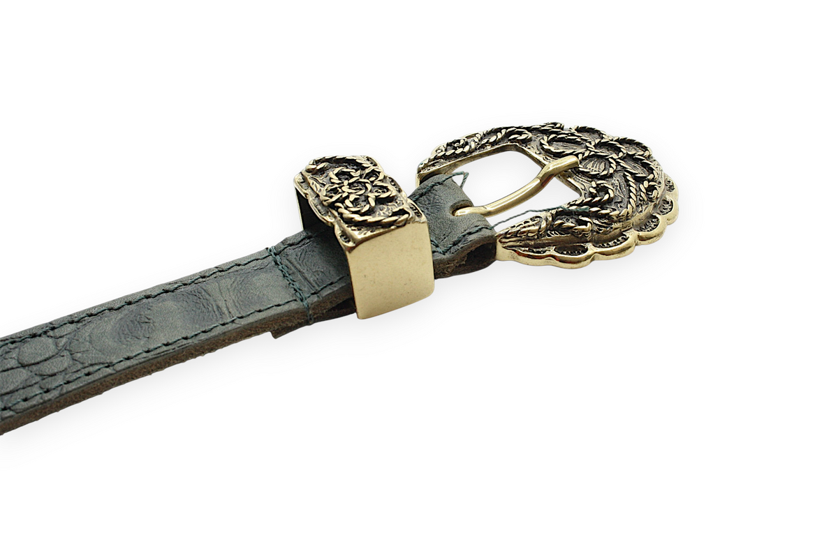 Afdelingriemen.nl donkergroene leren damesriem met krokodillenprint en antiek-gouden gesp met bloemmotief.