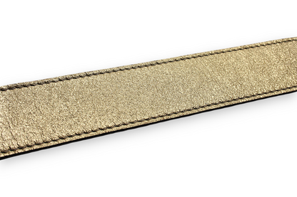 Afdelingriemen.nl luxe gouden leren damesriem met verfijnde stiksels en een metallic afwerking