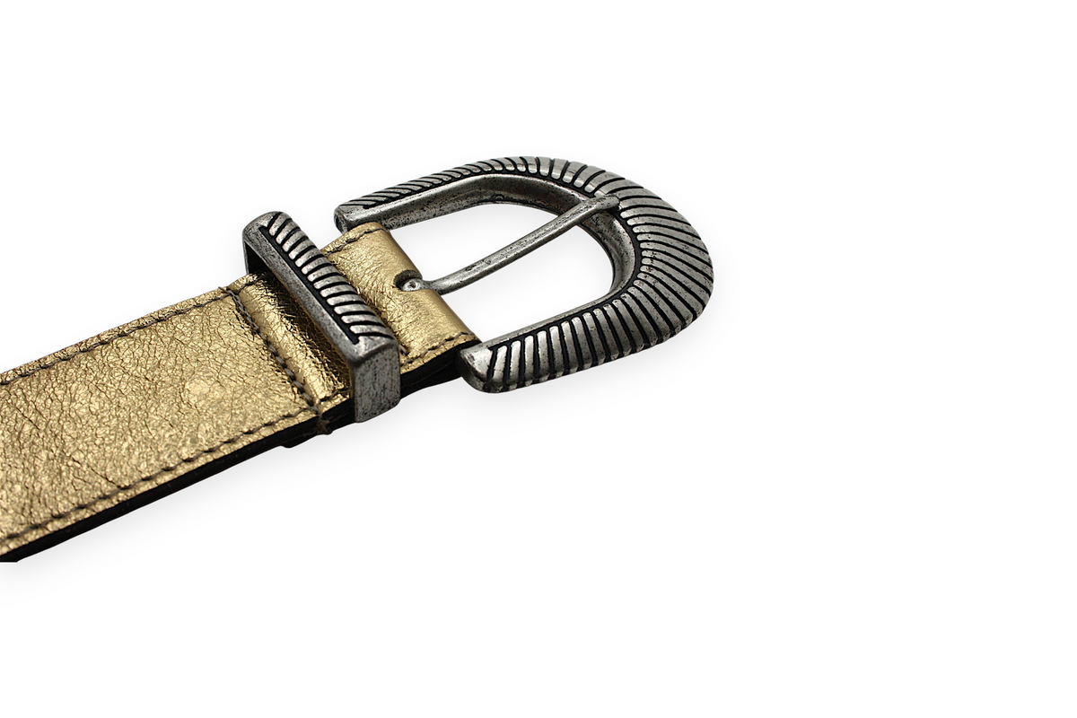 Afdelingriemen.nl luxe leren damesriem in metallic goud met een robuuste zilverkleurige western gesp met reliëf.