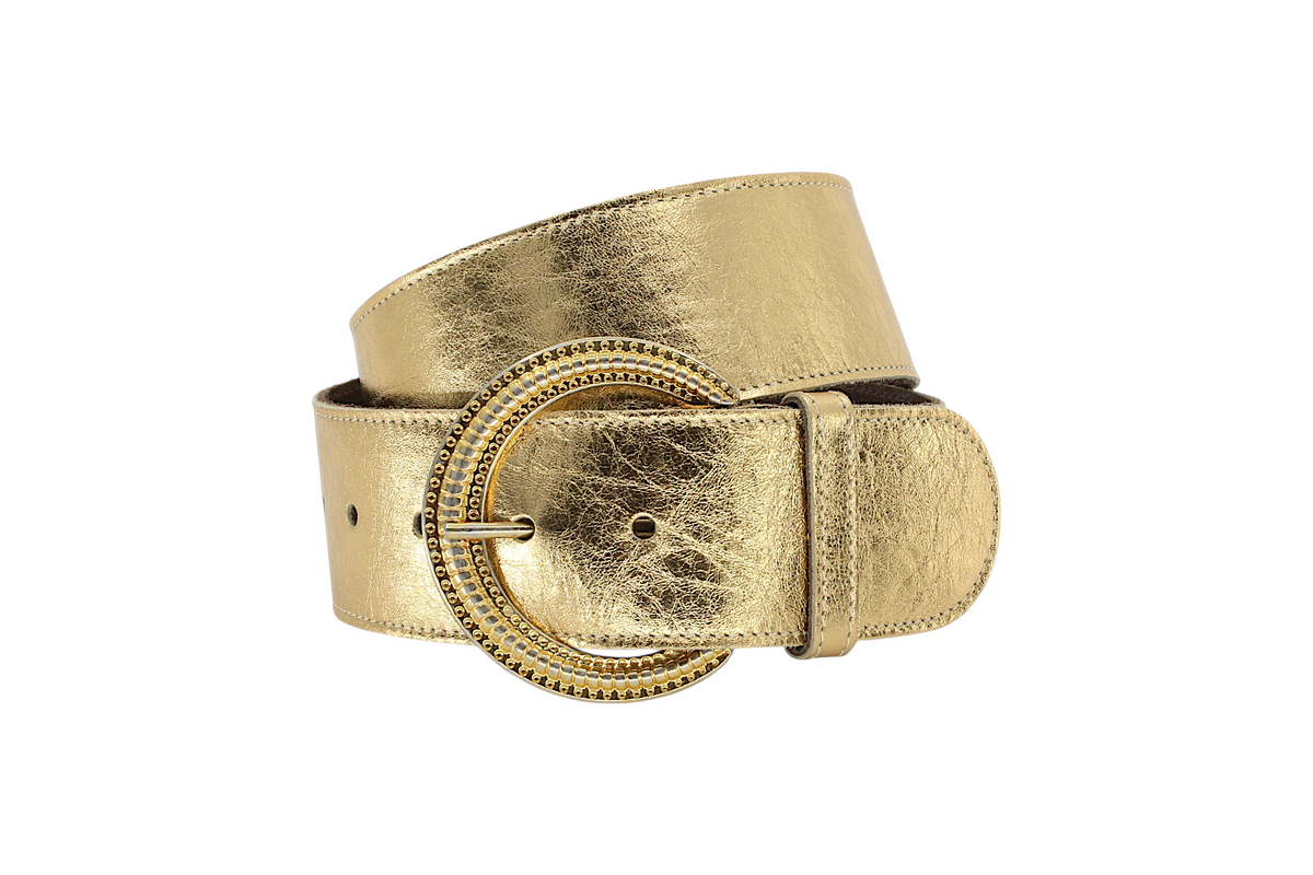 Afdelingriemen.nl luxe goudkleurige leren damesriem met een opvallende ronde gesp en metallic afwerking.