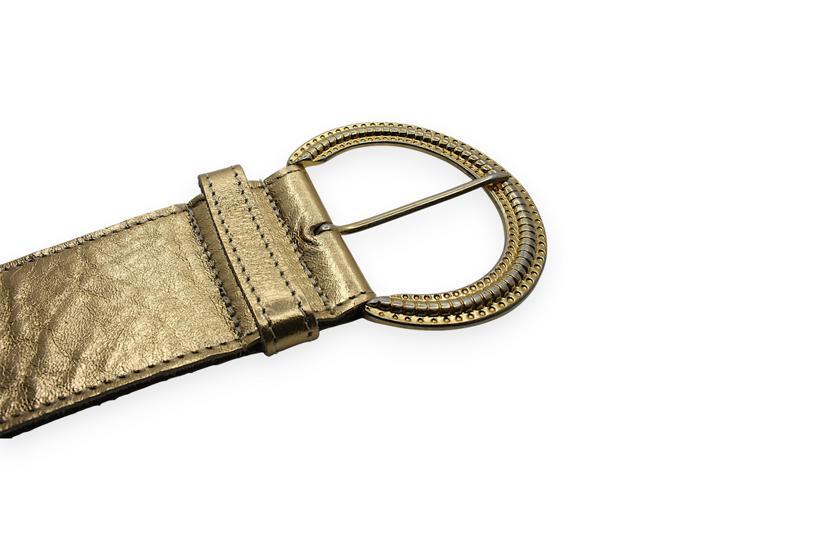 Afdelingriemen.nl luxe goudkleurige leren damesriem met een opvallende ronde gesp voorzien van gedetailleerd reliëf.