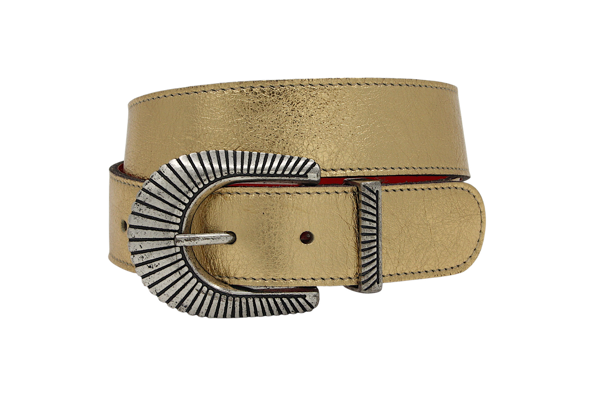 Afdelingriemen.nl luxe goudkleurige leren damesriem met een opvallende zilveren western gesp en gestreept reliëf