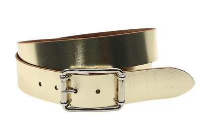 Afdelingriemen.nl luxe goudkleurige leren damesriem met een glanzende metallic afwerking en zilverkleurige gesp.