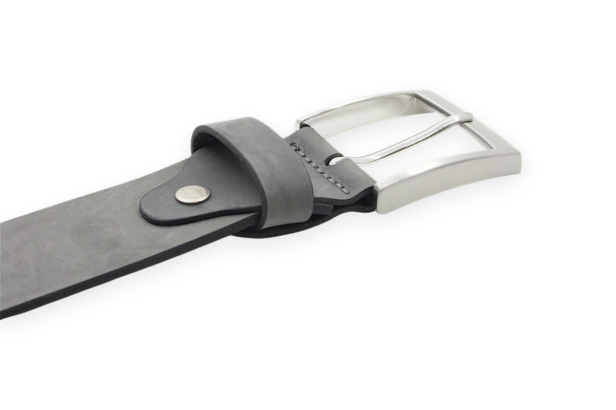 Afdelingriemen.nl grijze leren herenriem met matte afwerking en een zilverkleurige metalen gesp