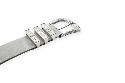 Afdelingriemen.nl grijze suède western riem met een rijk gedecoreerde zilverkleurige gesp en metalen details.